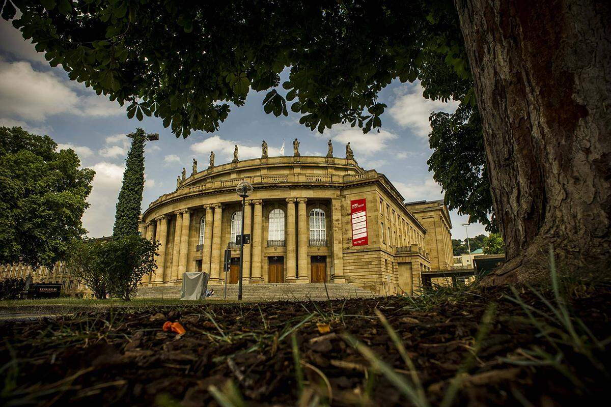 Nach der umfassenden Sanierung des 50 Jahre alten Schauspielhauses im Stuttgarter Schlossgarten für 40 Millionen Euro steht der dicke Brocken noch bevor: die Generalsanierung des benachbarten, 100 Jahre alten Opernhauses. Geschätzt 400 Millionen Euro wollen Land und Stadt in die Hand nehmen. Aktuell läuft die Suche nach einer Ersatzspielstätte, weil das Opernhaus mehrere Jahre geschlossen werden muss. Die Württembergischen Staatstheater gelten als das weltweit größte Dreispartenhaus. Die Erweiterung der Oper im Schlossgarten soll nach 2025 abgeschlossen sein.