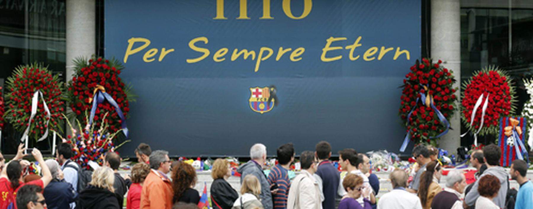 Barcelona´s supporters queue in front of a memorial to former Barcelona coach Tito Vilanova at Camp Nou stadium in Barcelona
