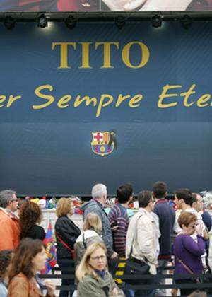 Barcelona´s supporters queue in front of a memorial to former Barcelona coach Tito Vilanova at Camp Nou stadium in Barcelona