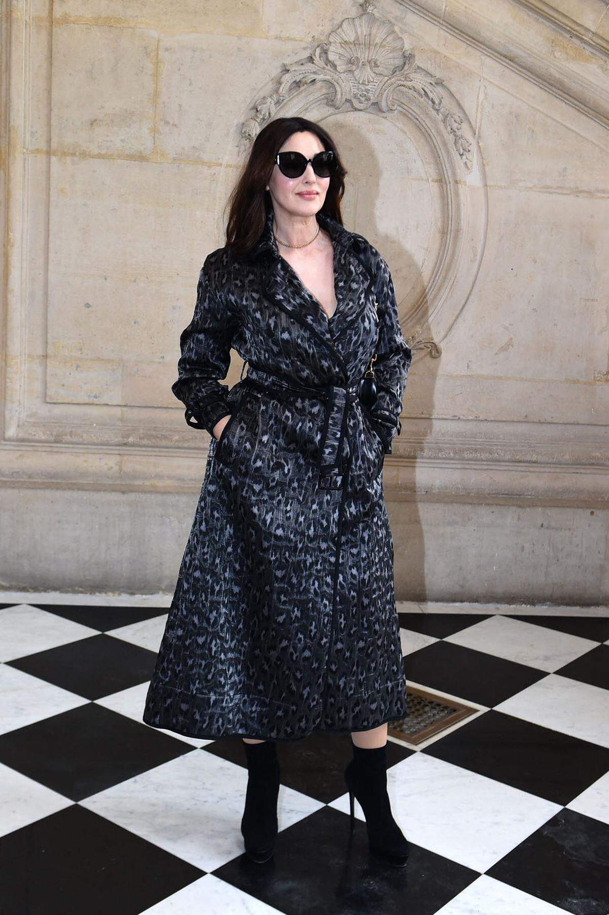 Ganz in Schwarz erfreute sich Monica Bellucci an den neuen Couture-Kreationen.
