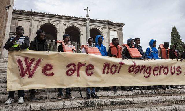 Archivbild einer Demonstration von Flüchtlingen in Rom nach einer Schließlung einer Unterkunft im Rom.