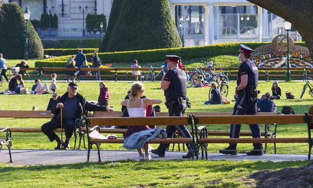 park Stadtpark, police at foot patrol with face masks Wien, Vienna Wien Austria 01. Old Town
