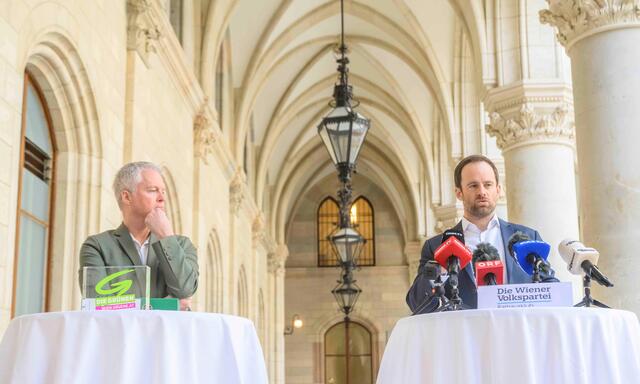Wieder vereint im Kampf gegen die rot-pinke Stadtregierung: Markus Wölbitsch, ÖVP (re.), und David Ellensohn, Grüne; Bild von einer Pressekonferenz aus dem Februar 2023 zur U-Kommission Wien Energie. 