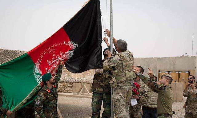 Im Camp Anthonic in der afghanischen Provinz Helmand wird die afghanische Flagge gehisst, die US-Truppen sind abgezogen.