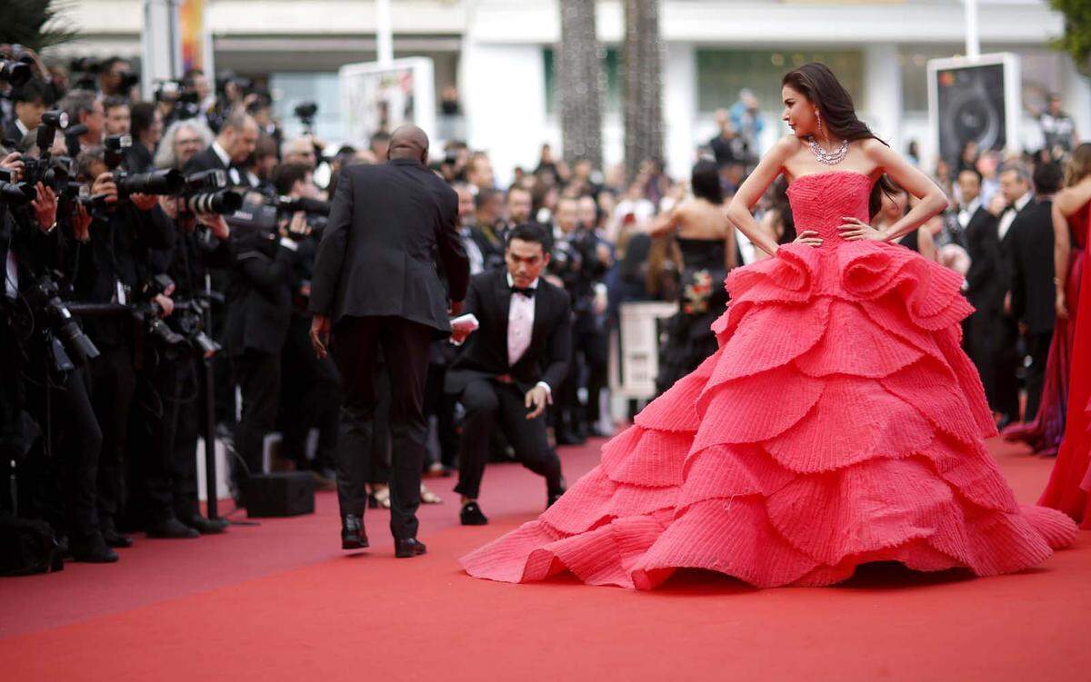 Bei Sririta Jensen mussten deutlich mehr helfende Hände in Aktion treten, um das Kleid bei Laune zu halten.