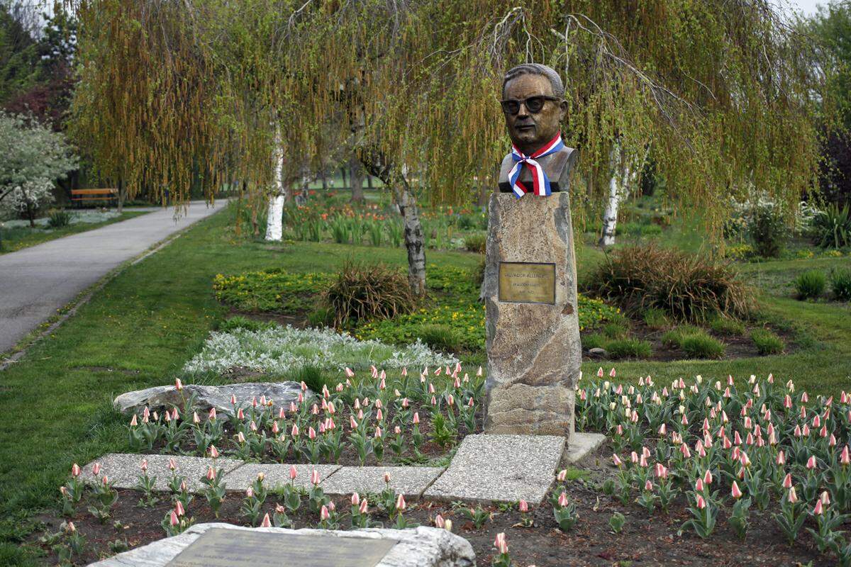 Neben Che Guevara gab es zum damaligen Zeitpunkt im Donaupark unter anderem bereits Denkmäler für den Freiheitskämpfer Simon Bolivar und den ehemaligen chilenischen Präsidenten Salvador Allende (Bild).