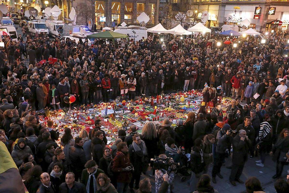 Bis spät in die Nacht zollten die Brüsseler den Opfern Tribut. Die Menschen am Börseplatzen sangen, zündeten Kerzen an und legten Blumen nieder.