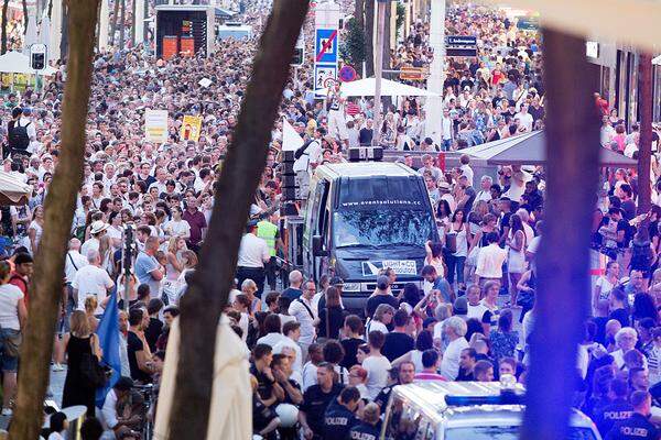 Viele waren dem Aufruf gefolgt, in Weiß zu kommen: "Weiß für den Frieden. Es braucht keine gefärbte Flagge um Mensch zu sein", hieß es auf der Facebook-Seite der Kundgebung.