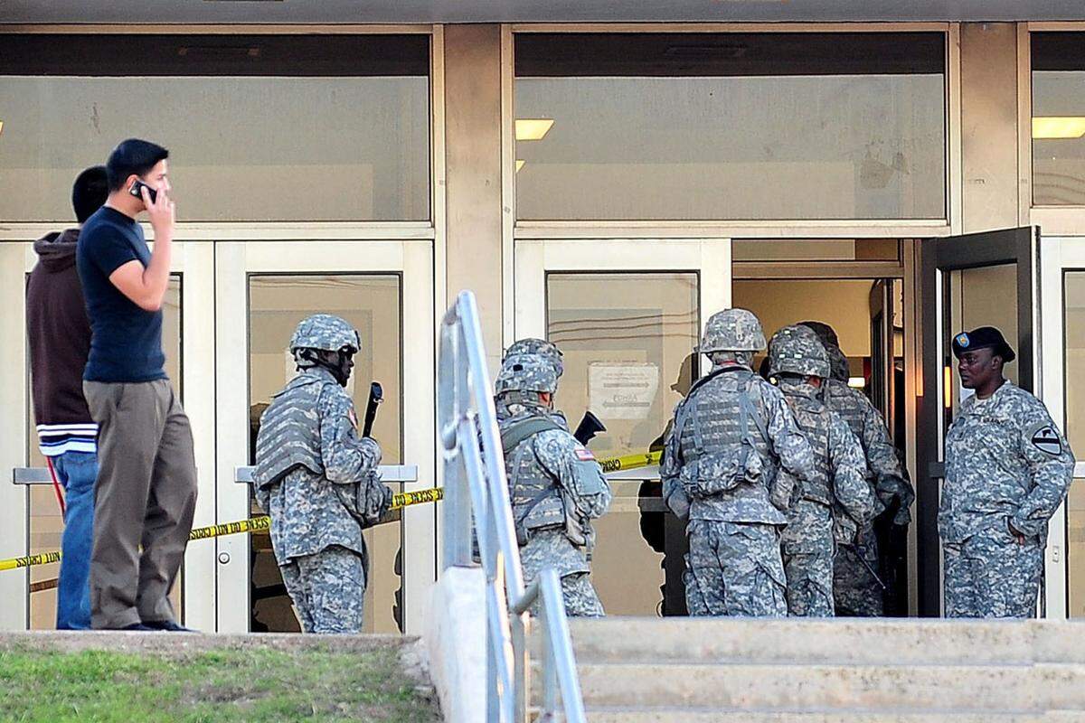 5. November 2009:  Ein Truppenpsychiater richtet auf dem größten US-Armeestützpunkt, Fort Hood in Texas, ein Blutbad an.