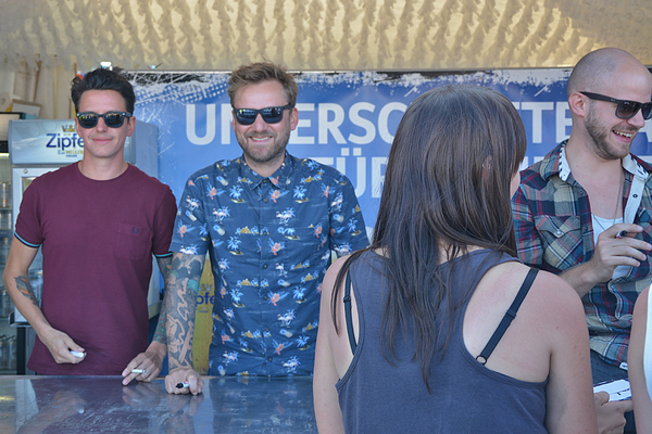 ... 3 Feet Smaller, die nach ihrer Ankündigung zur Bandpause, noch eine Handvoll Abschiedskonzerte für ein spürbar dynamisches Publikum spielen. Zeitgleich zum energiegeladenen Live-Set des Punkrock-Quartetts ...