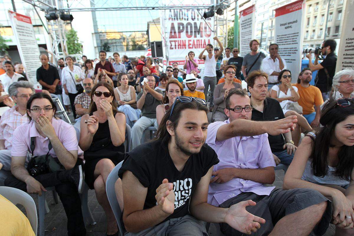 Weniger zum Jubeln zumute war den Anhängern des Bündnisses der Radikalen Linken (Syriza). Die Partei hat zwar massiv dazugewonnen, den erhofften ersten Platz aber verfehlt.