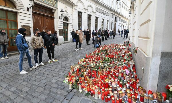 Kerzen- und Blumenmeer nach dem Anschlag