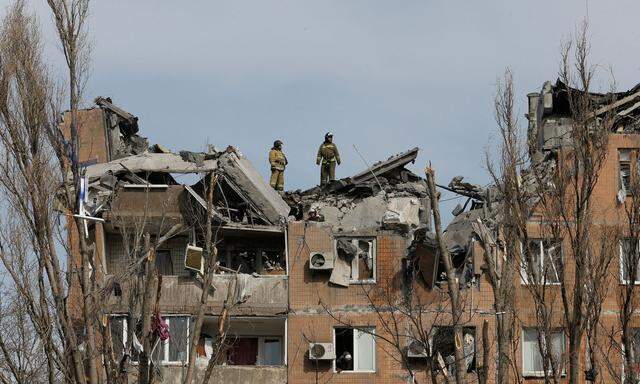 Schwere Angriffe gibt es in der ostukrainischen Region Donezk. Fast alle Städte entlang der Demarkationslinie seien von russischem Beschuss betroffen, sagt der Gouverneur.