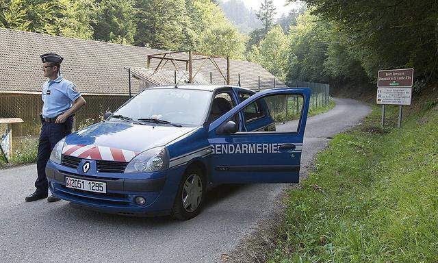 Archivbild - Die Polizei riegelte den Tatort in den franzöischen Alpen bei Annecy ab.