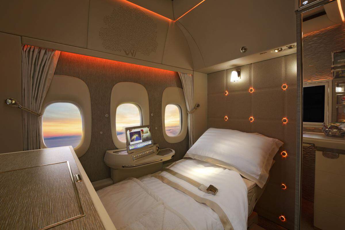 Wenn man erster Klasse fliegt, kann man jetzt schon den neuesten Luxus der Emirates-Flotte genießen. Die Boeing 777 First Class Fully Enclosed Suites sollen die Atmosphäre eines Privatjets vermitteln. Hinzu kommen allerlei technische Neuerungen, wie beispielsweise virtuelle Fenster in der Mitte des Flugzeuges, damit jeder Passagier der ersten Klasse einen "Fensterplatz" hat.