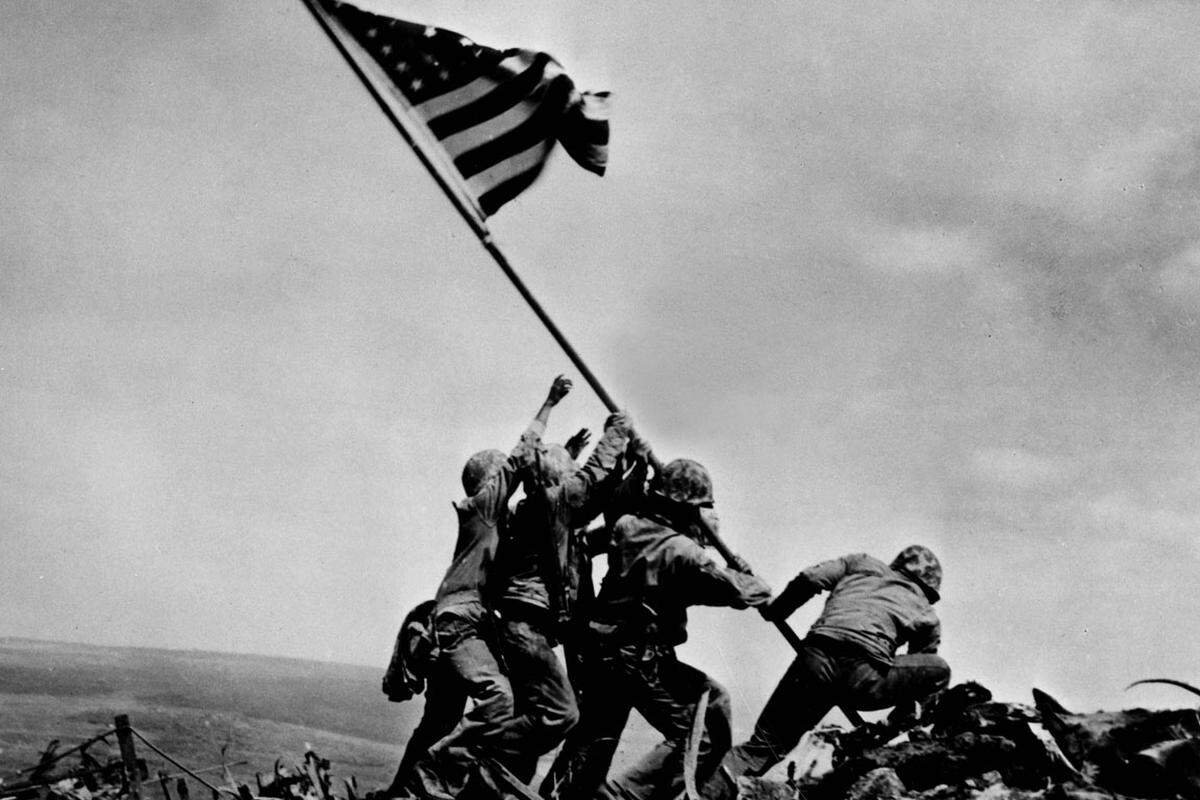 Die Bekanntheit dieser Schlacht ist vor allem auf jenes ikonenhafte Kriegsfoto zurückzuführen, das sechs US-Soldaten zeigt, die ihre "Stars and Stripes"-Flagge auf dem 169 Meter hohen erloschenen Vulkan Suribachi, der höchsten Erhebung der Insel, hissen.