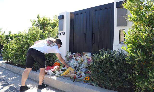 Vor dem Haus von Matthew Parry in Pacific Palisades in Kalifornien legen viele Menschen Blumen nieder.