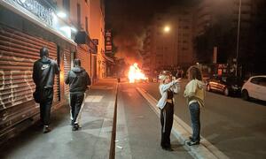 Ein Selfie vor brennenden Mülltonnen in Paris. 