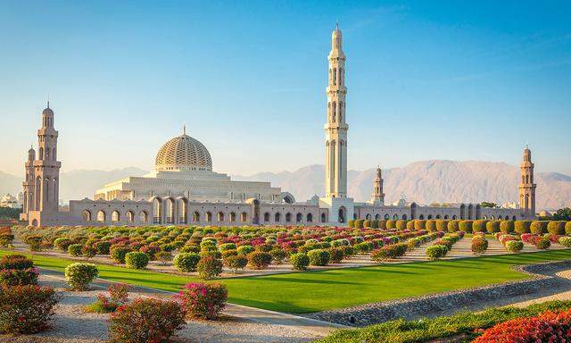 Die Sultan-Qaboos-Moschee zählt zu den größten Moscheen im Nahen Osten und beeindruckt mit ihrer majestätischen Architektur. 