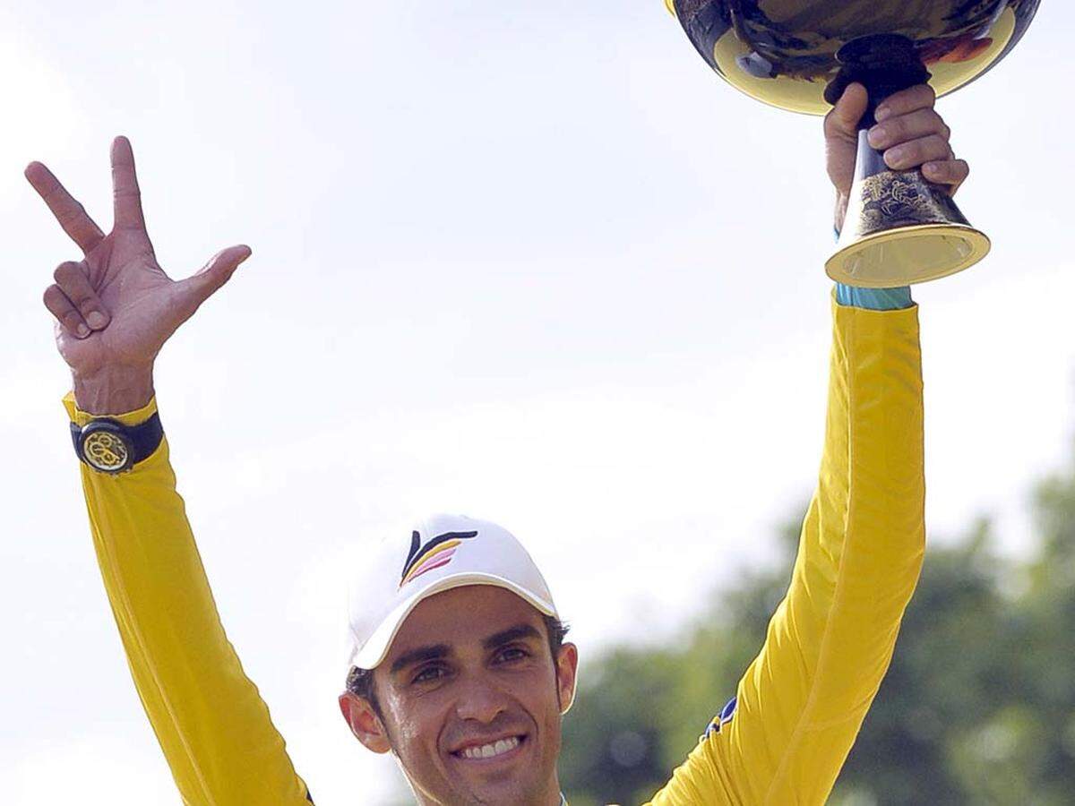 Alberto Contador ließ sich im Sommer noch als dreifacher Sieger der Tour de France feiern. Nun ergab eine Doping-Nachkontrolle ein positives Ergebnis. Der Spanier wurde suspendiert, seinen Titel dürfte er los sein.