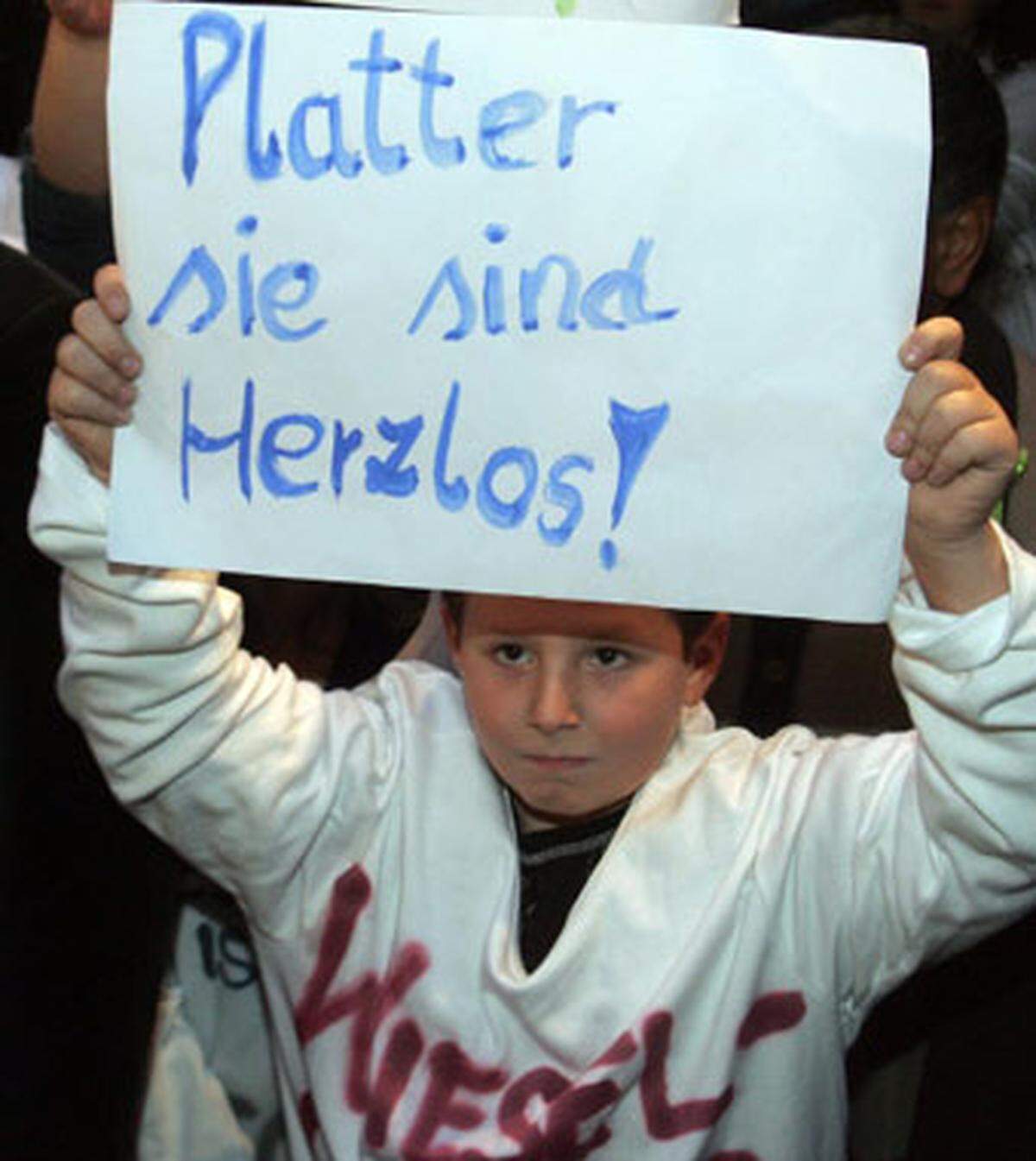 Die Forderung nach dem Rücktritt von Innenminister Günther Platter dominierte die Demonstration schon von Beginn an.