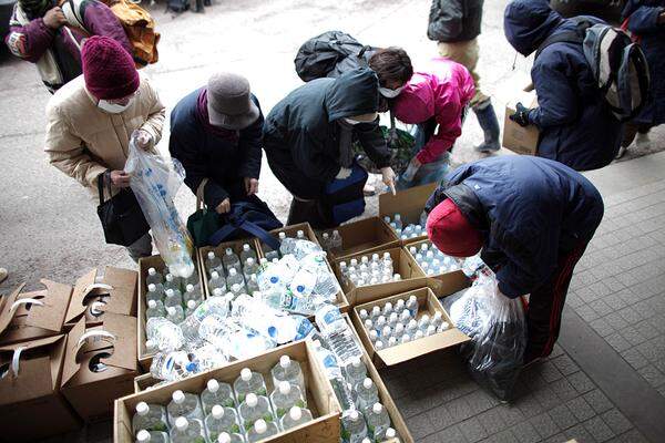 Die Strahlung im Leitungswasser mehrerer Regionen liegt über dem für Babys zugelassenen Wert von 100 Becquerel pro Liter. An einzelnen Orten darf überhaupt kein Leitungswasser getrunken werden. Vielerorts in Japan wurden Trinkwasser-Flaschen knapp.