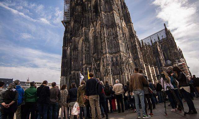 Vor dem Kölner Dom versammelten sich zahlreiche Menschen, um der Übertragung der Trauerfeier für die Opfer des Airbus-Absturzes beizuwohnen.