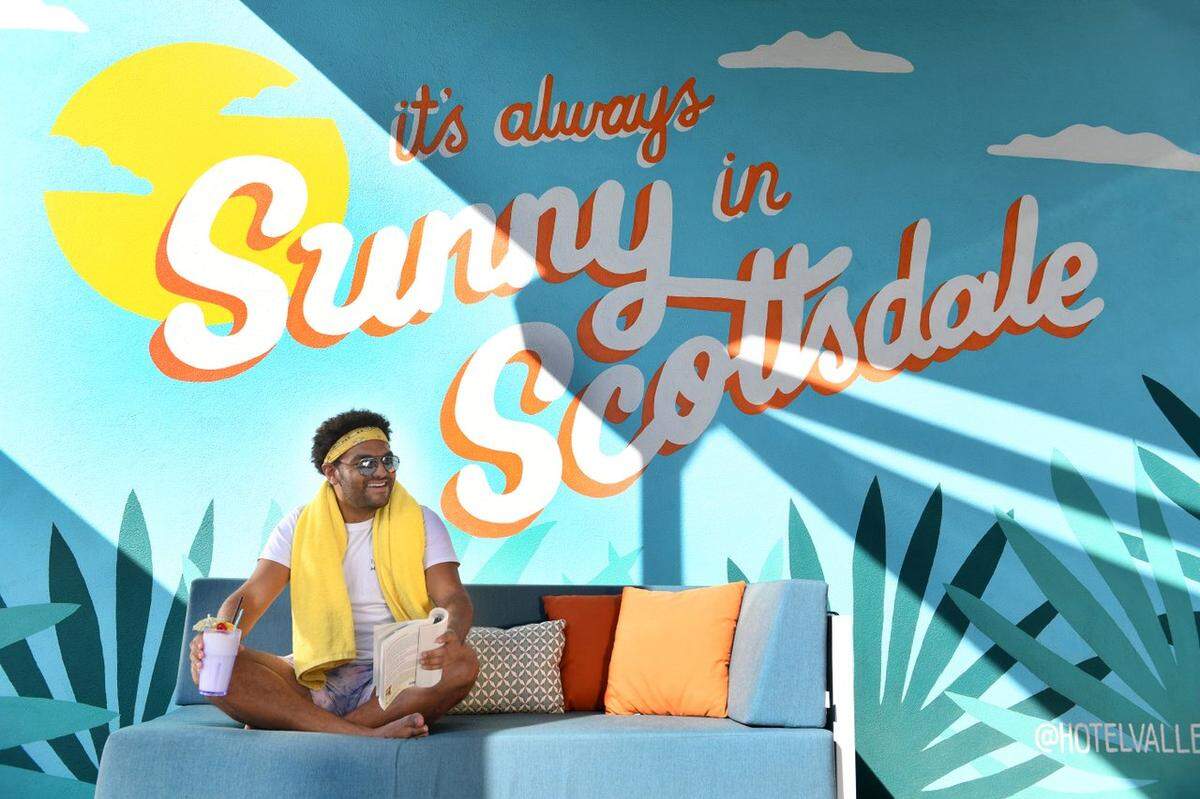 Ein weiteres pittoreskes Exemplar aus Scottsdales Mural-Szene greift ein Thema auf, was die Region definitiv prägt: Denn in Scottsdale ist es fast immer sonnig, über 300 Tage im Jahr. Das Wandbild findet man im Pool-Bereich des ikonischen Hotel Valley Ho und greift den Stil der 50er-Jahre auf, den man auch im Hotel selbst wiederentdeckt. Das Hotel galt in seiner Blütezeit als Zufluchtsort für zahlreiche Hollywood-Stars und beherbergte Persönlichkeiten wie Marylin Monroe oder Bette Davis. Das Mural, welches im Stil einer Vintage-Postkarte gestaltet ist, erinnert an diese Zeit.