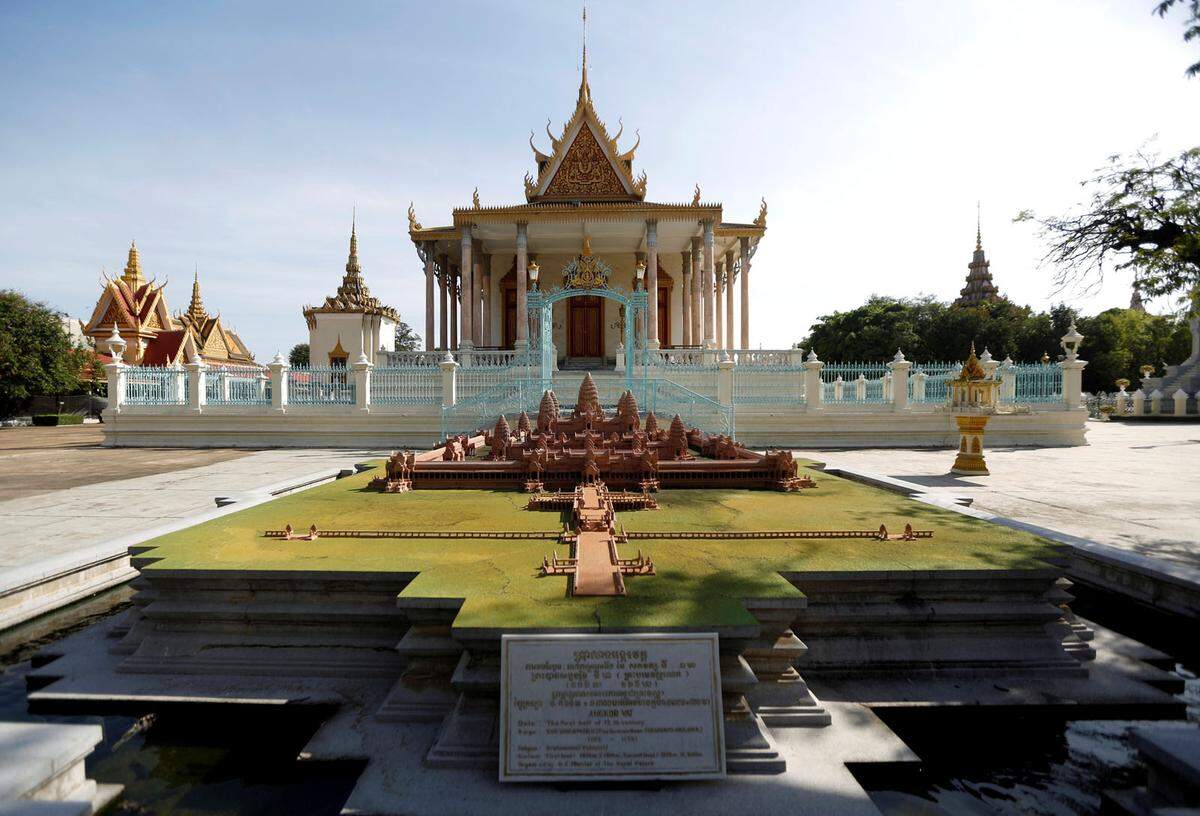 Kambodscha gilt als aufstrebendes Reiseziel in Südostasien. Nicht nur die beeindruckenden Tempelanlagen von Angkor Wat sollte man sich anschauen, sondern auch die Hauptstadt Phnom Penh mit dem Central Market oder dem Königspalast.