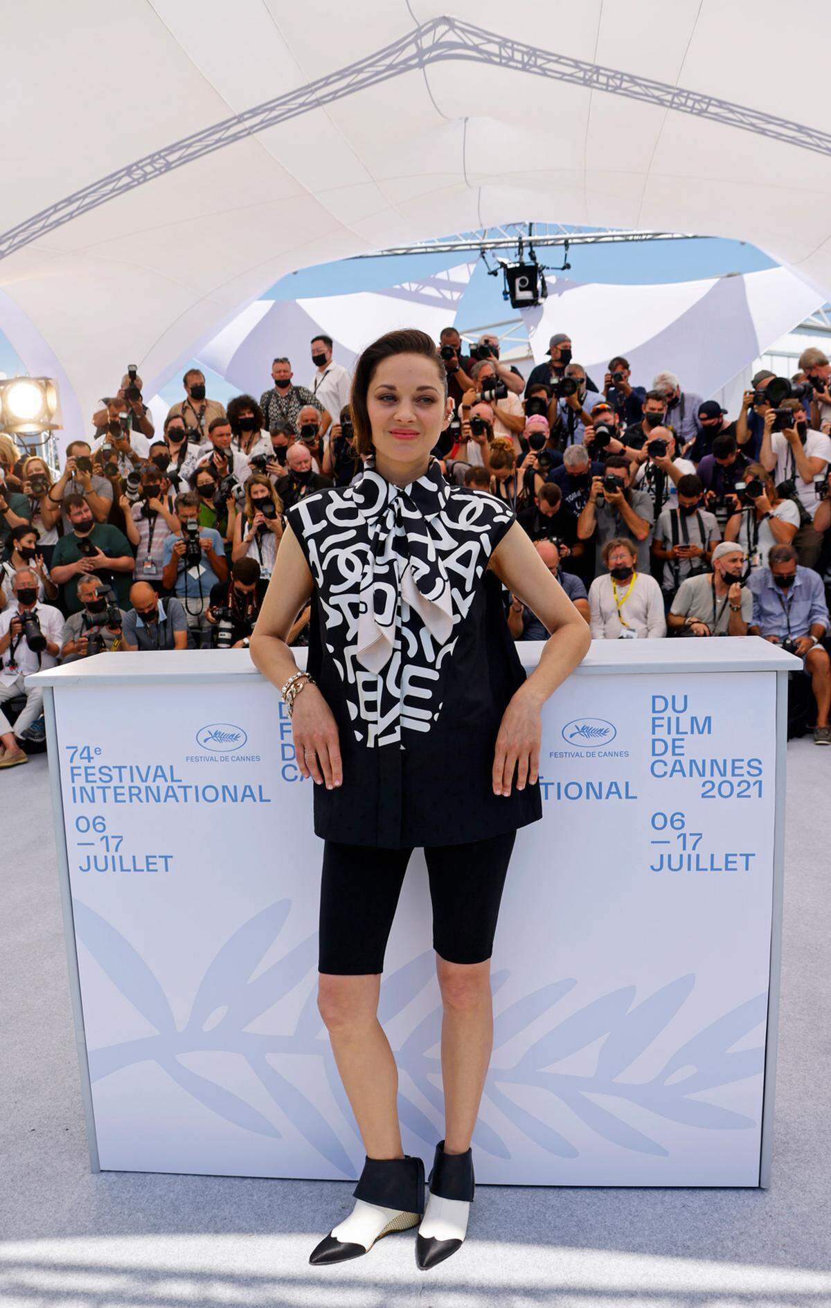 Wir wollen ja den Shitstorm gegen die Modemacherin Lena Hoschek nicht gleich wieder ausgraben, kaum dass es wieder ruhig geworden ist, aber dieses "Girl" ist wirklich "knackig" genug, um in Radlerhosen "witzig" auszusehen. Marion Cotillard hat ein Faible für ausgefallene Hosen-Looks. Heuer verpasste sie ihrem ersten Auftritt am Film Festival von Cannes einen sportlichen Touch.   