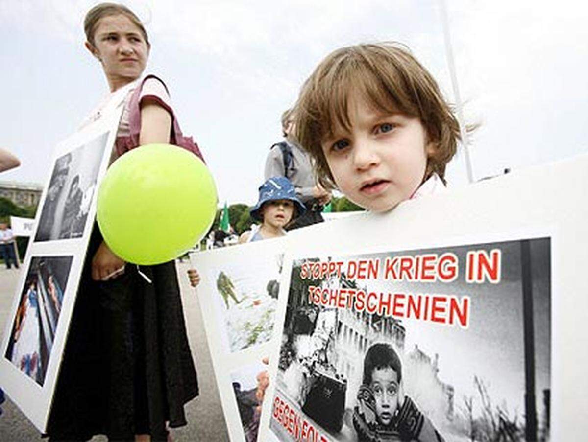 Die Teilnehmer der Kundgebung "Frieden für Tschetschenien" wurden von etwa 30 Aktivisten verstärkt, die zunächst zur Demonstration der Grünen am Graben gekommen waren.