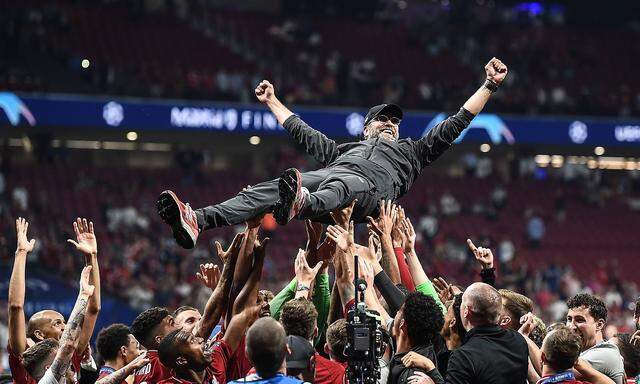 Liverpool-Trainer Jürgen Klopp wird nach dem Champions-League-Finale im vergangenen Juni in Madrid gefeiert.
