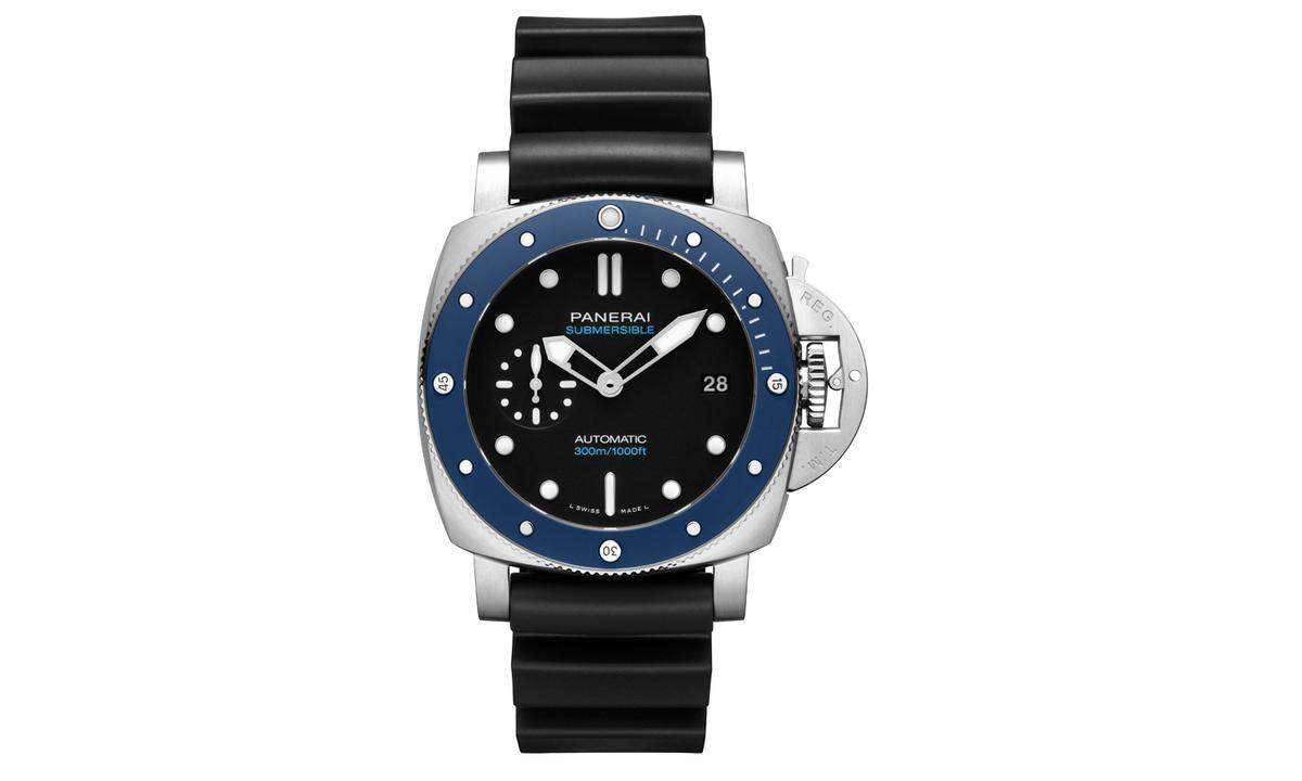 Die italienische Marke bleibt ihrem Ursprung treu: Der Entwicklung professioneller Taucheruhren. So wird auch die neue "Submersible Azzurro 42 mm" den hohen Anforderungen gerecht, die an Uhren gestellt werden, die extremem Druck standhalten müssen. Sie verfügt über eine unidirektional drehbare Lünette, einen verschraubten Gehäuseboden und die ikonische Kronenschutzbrücke. Bei diesem Modell kommt das Automatik-Kaliber P.900 zum Einsatz, das vollständig in der Panerai Manufaktur in Neuchâtel entworfen und entwickelt wurde.