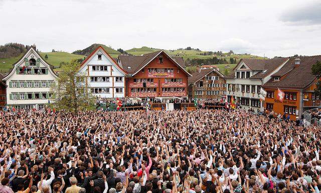 Volksherrschaft? Nach Karl Popper ein unglücklicher Irrtum. Hier eine Landsgemeinde-Abstimmung in Appenzell, Schweiz, 2012.