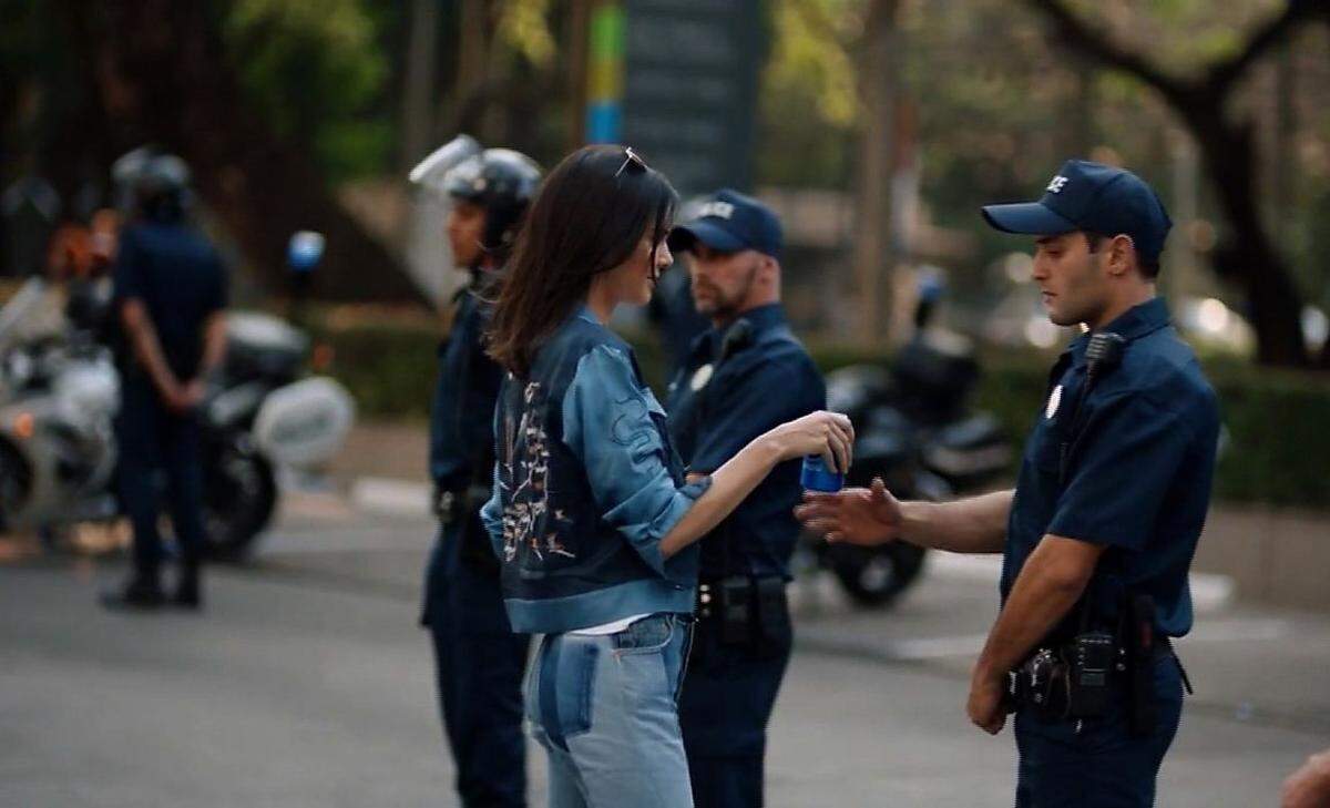 Model Kendall Jenner und der US-Getränkekonzern Pepsi zogen mit einem Werbespot im Frühling 2017 ebenfalls Zorn auf sich: An die "Black Lives Matter"-Bürgerrechtsproteste in den USA angelehnt nimmt die (Weiße) Jenner in dem Spot spontan an einer Demonstration teil - nachdem sie sich eine blonde Perücke vom Kopf reißt und einer schwarzen Frau zuwirft. Um den Polizisten zu beschwichtigen, reicht sie ihm eine Dose Pepsi; auch diese Szene erinnert an ein Ereignis der "Black Lives Matter"-Kundgebungen, als eine junge, unbewaffnete (schwarze) Frau Polizisten entgegentrat. Sie wurde, im Gegensatz zu Jenner, verhaftet. Für den ziemlich dumpfen Spot erntete Jenner persönlich viel Kritik. Ihrer Familie, dem Kardashian-Jenner-Fernsehclan, wird häufig vorgeworfen, schwarze Kultur zu  entfremden. Das Model äußerte sich im September 2017 zu der Werbung: Sie habe sich zu sehr auf die Entscheidungen anderer Leute verlassen und nicht nachgefragt, sagte sie.