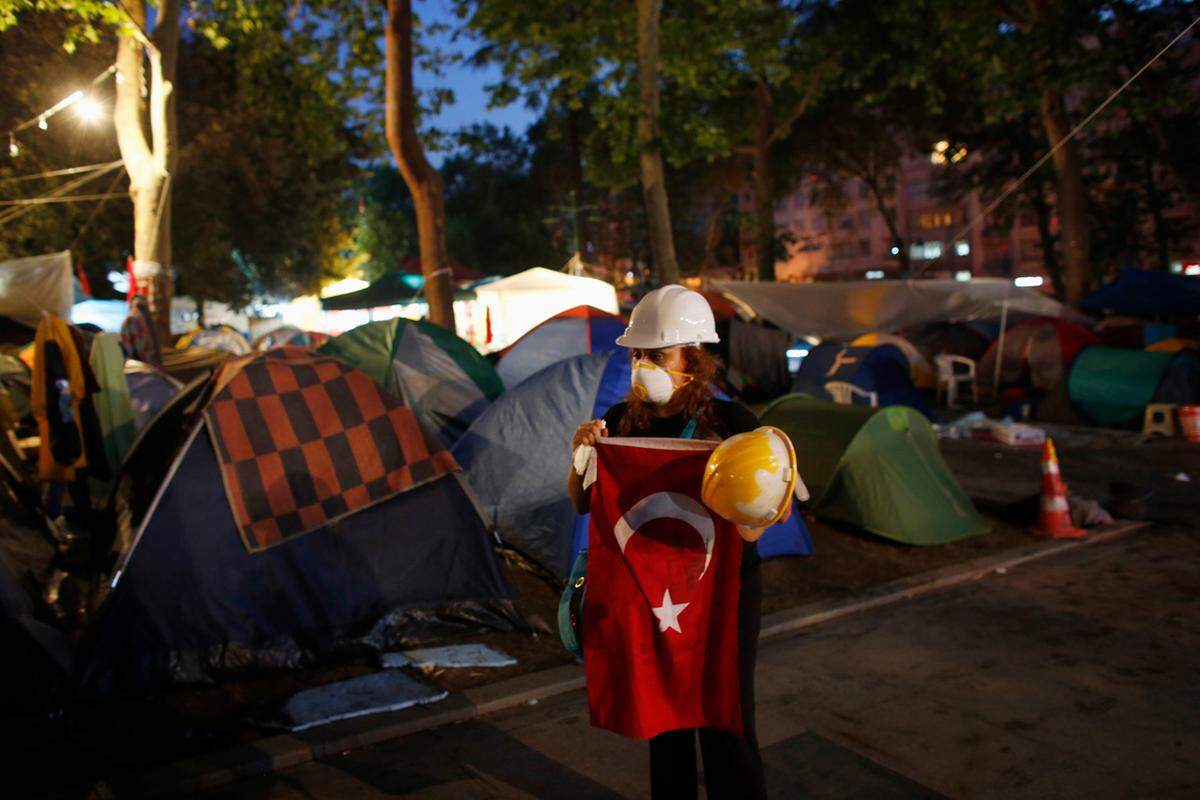 Nach der Erstürmung des Gezi-Parks blieben nur die leeren Zelte der Demonstranten zurück, die hier seit Tagen campiert hatten. Mehrere Menschen wurden festgenommen. Etliche Menschen wurden nach Angaben von Augenzeugen auf Bahren aus dem Park getragen und in Krankenwagen gebracht.