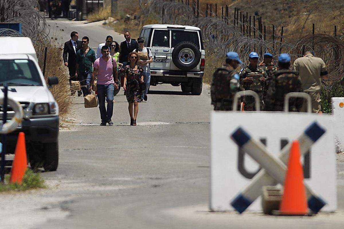 Doch die Golan-Mission wird auch ohne Österreich weitergehen. Soldaten von den Fidschi-Inseln sollen das rot-weiß-rote Kontingent ersetzen. Zudem stärkten die Vereinten Nationen das Mandat: Blauhelme sollen künftig Panzerfahrzeuge und Maschinenpistolen erhalten. Und die Mission wird aufgestockt - von rund 900 auf 1250 Soldaten.