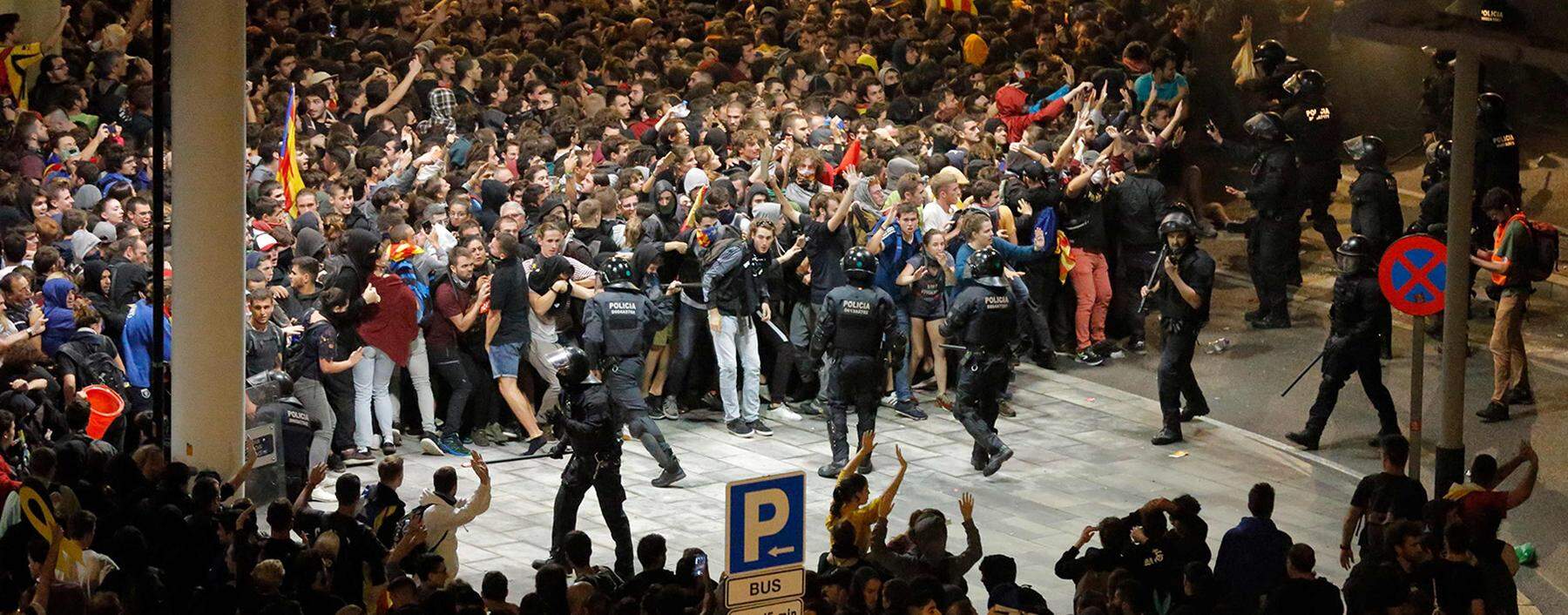 Massenproteste in Barcelona gegen die Verhaftung der katalanischen Separatistenführer.