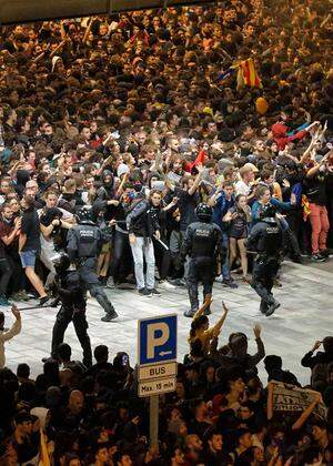 Massenproteste in Barcelona gegen die Verhaftung der katalanischen Separatistenführer.