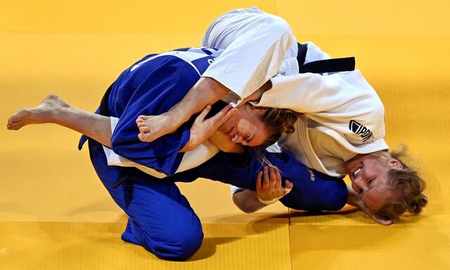 Die Niederländerin Sanne Van Dijke (weiß) und die Österreicherin Michaela Polleres