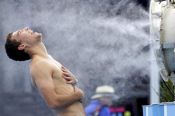 Temperaturen über 40 Grad Celsius herrschen derzeit in Melbourne und stellen Spieler wie Fans bei den Australian Open auf eine harte Probe.Auch für den Polen Jerzy Janowicz war eine kalte Dusche der letzte Ausweg.