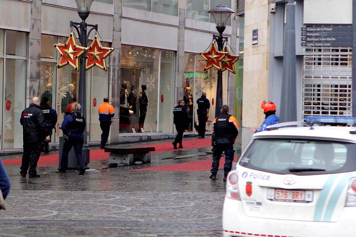 Bei einem Anschlag im Zentrum der belgischen Stadt Lüttich sind am Dienstag mindestens vier Personen ums Leben gekommen und weitere 125 verletzt worden. Bei einem der Todesopfer handelt es sich um den Angreifer.
