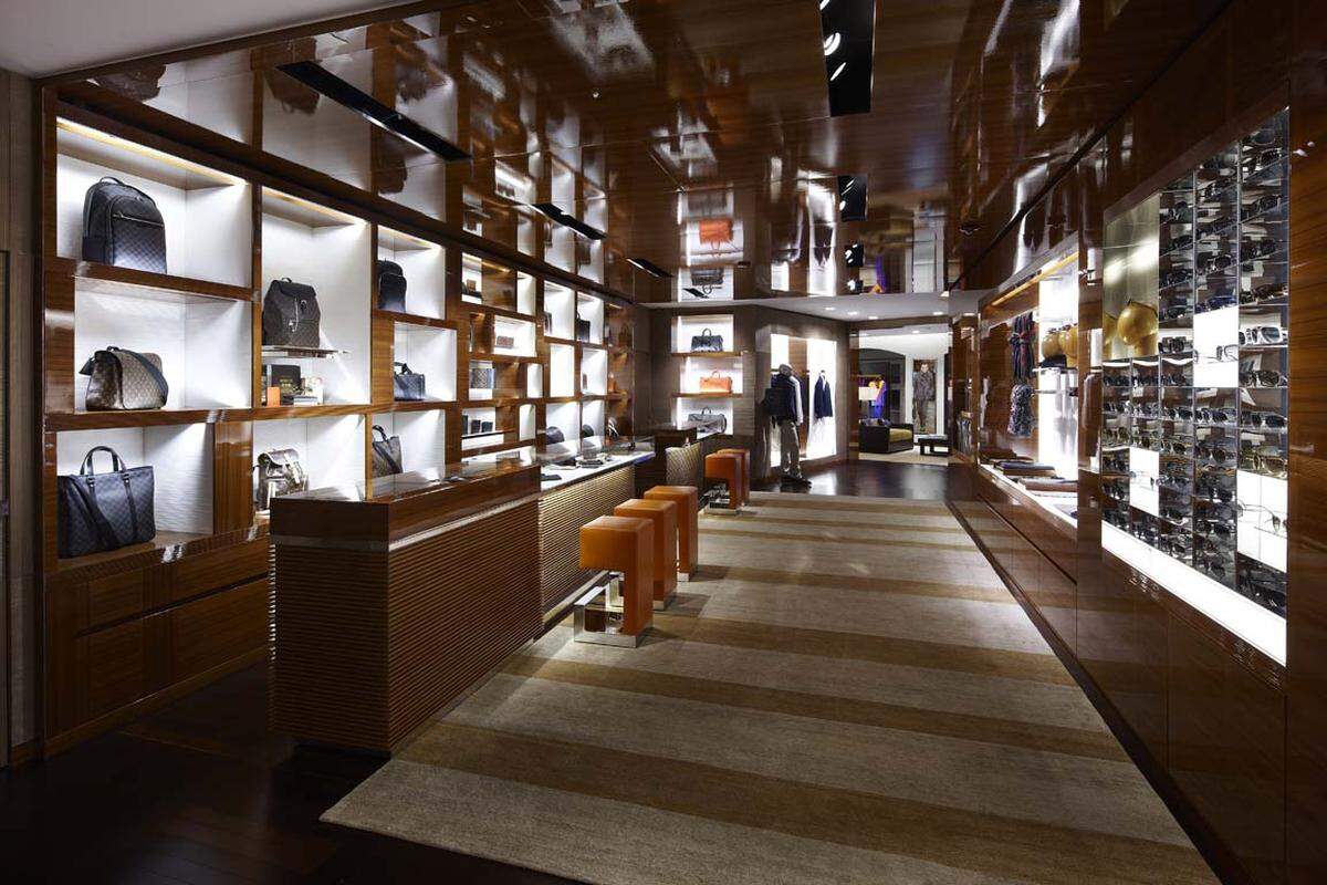 In Zusammenarbeit mit dem berühmten Architekten Peter Marino gestaltete Louis Vuitton ein Geschäft, das den gut gestellten Kunden im intimen Rahmen auf eine Reise durch die Geschichte der Traditionsmarke mitnimmt.