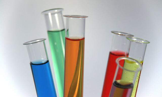 Laborglaeser mit bunter Fluessigkeit - laboratory glass with coloured liquid