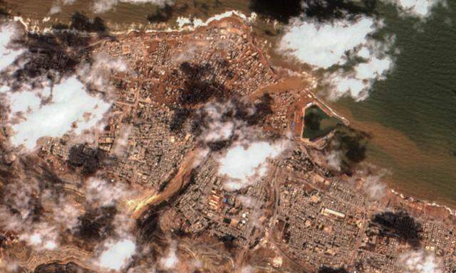 Nach dem Unwetter: die zerstörte Stadt Darna auf einem Satellitenbild.