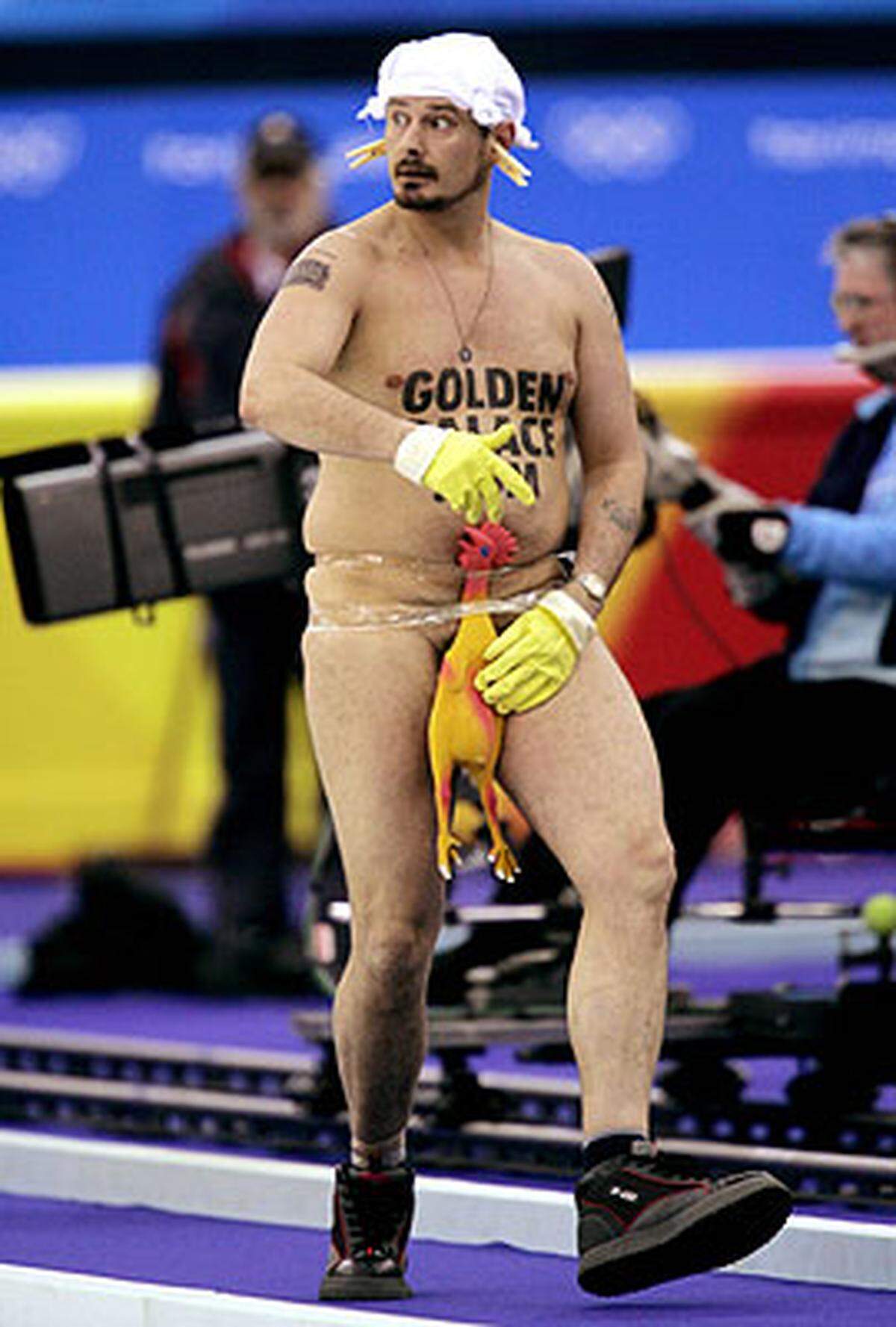 Bei den Olympischen Winter (!!) Spielen 2006 in Turin trug Roberts ein Gummihuhn zur Schau.