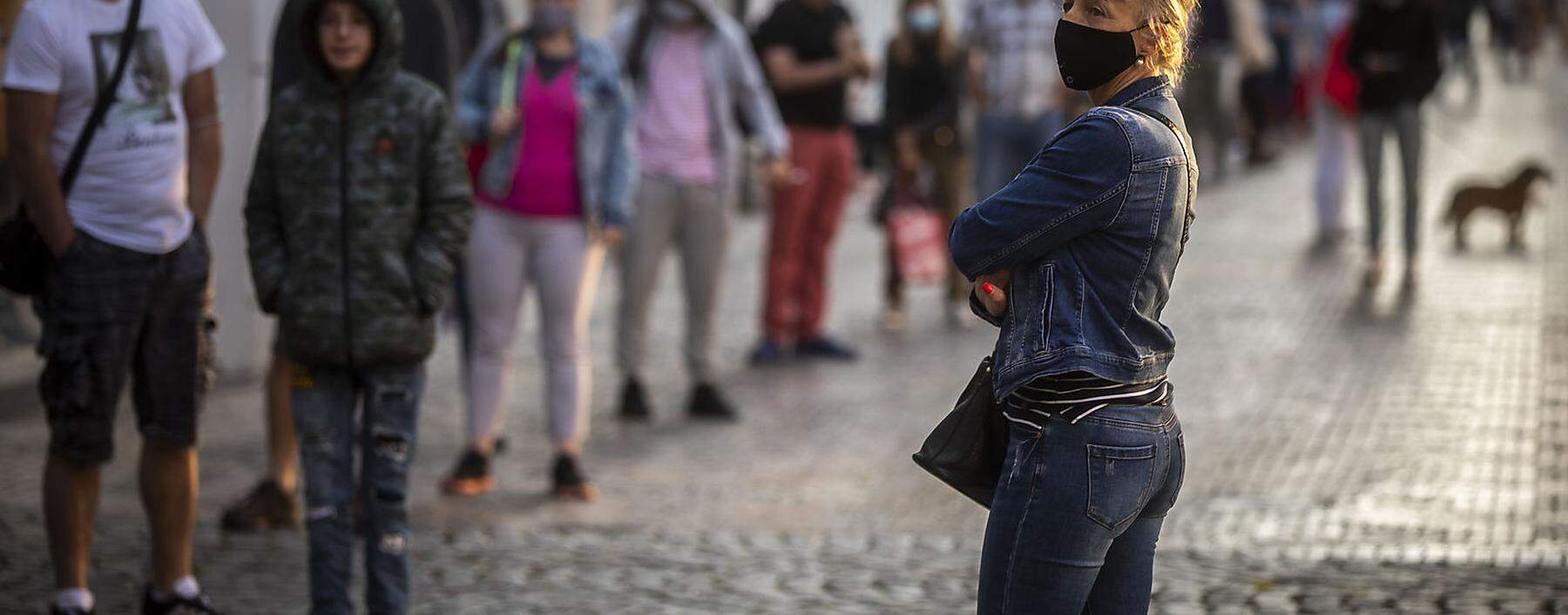 Anstehen für einen Coronatest am Wenzelsplatz in Prag.