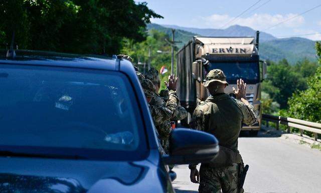 Soldaten der Truppe KFOR nahe Zubin Potok. Die Barrikaden im Nordkosovo wurden zunächst wieder geräumt.