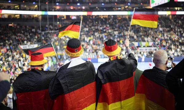Deutsche Sportfans schwingen ihre Fahnen.