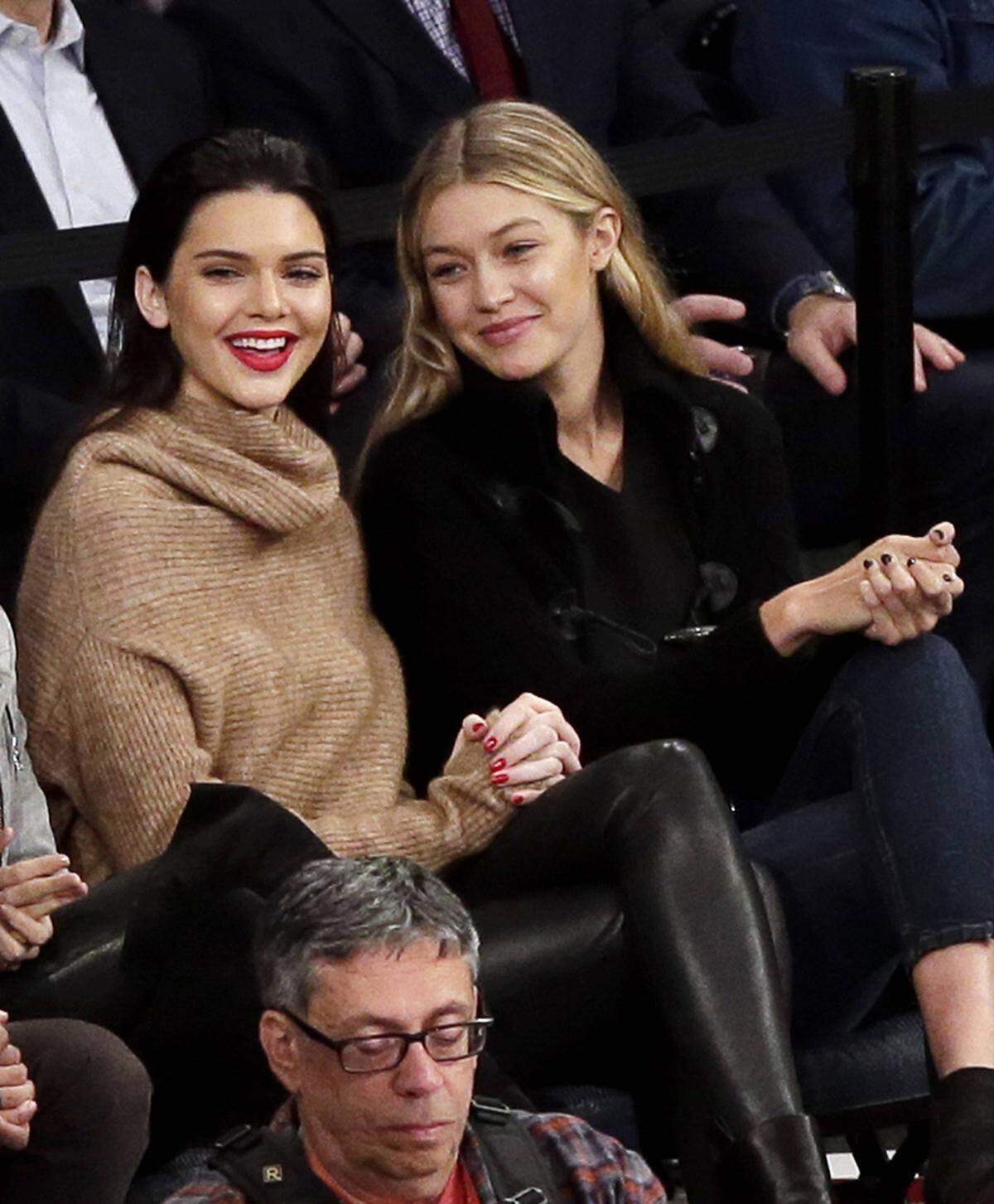 Rund um die Models Kendall Jenner (links) und Gigi Hadid hat sich nämlich eine Clique in Hollywood gebildet, die angesagter nicht sein könnte. Ebenfalls im Team sind Hailey Baldwin, Bella Hadid, Karlie Kloss und Cara Delevingne.